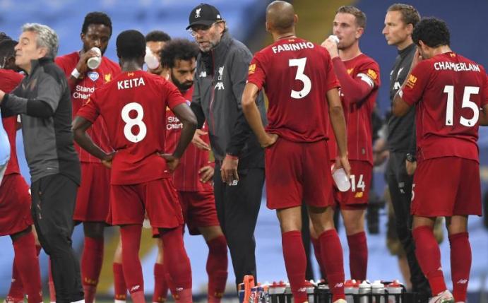 Hat mit dem FC Liverpool nichts zu verschenken: Meister-Coach Jürgen Klopp (M). Foto: Laurence Griffiths/Pool Getty/AP/dpa