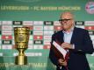 Vor leeren Zuschauerrängen wird DFB-Präsident Fritz Keller den DFB-Pokal in diesem Jahr übergeben. Foto: Robert Michael/dpa-Zentralbild/dpa