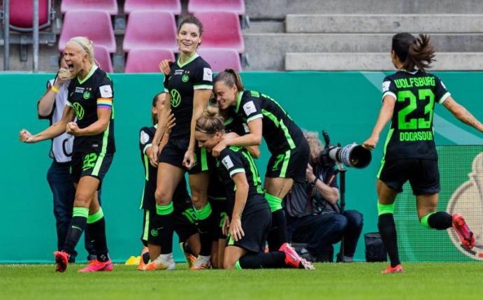 Der sechste Pokalsieg der Wolfsburger Fußball-Frauen in Serie war ein hartes Stück Arbeit. Foto: Rolf Vennenbernd/dpa