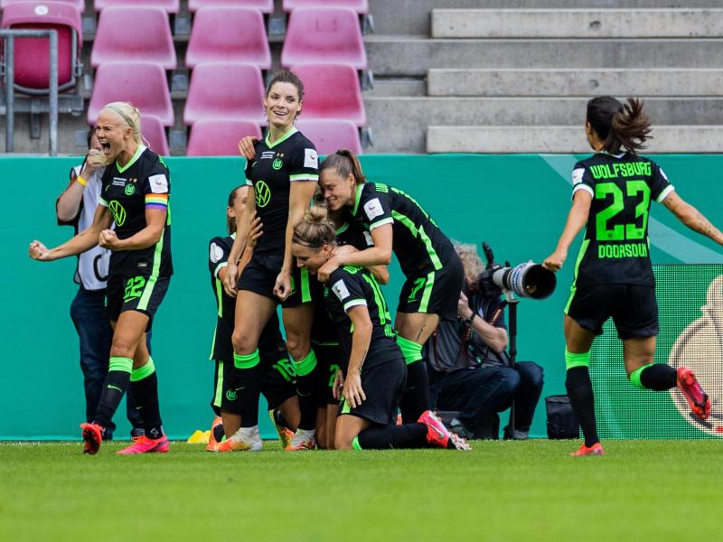Der sechste Pokalsieg der Wolfsburger Fußball-Frauen in Serie war ein hartes Stück Arbeit. Foto: Rolf Vennenbernd/dpa