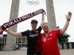 Ein Leverkusen- und ein Bayern-Fan verirrten sich vor dem Pokalfinale ans Olympiastadion. Foto: Alexander Hassenstein/Getty Images Europe/Pool/dpa