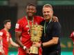 Doublesieger: David Alaba (l) und Bayern-Coach Hansi Flick. Foto: Alexander Hassenstein/Getty Images Europe/Pool/dpa
