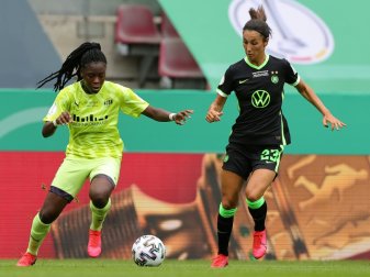 Anyomi (l.) im Pokalfinale gegen Wolfsburg