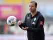 Werder-Trainer Florian Kohfeldt geht optimistisch in das Relegations-Rückspiel. Foto: Friedemann Vogel/EPA/Pool/dpa