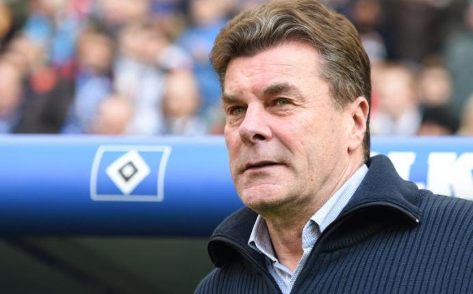 Dieter Hecking prophezeit dem Hamburger SV eine schwere Zeit. Foto: Daniel Bockwoldt/dpa