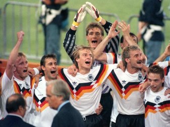 Die deutsche Nationalmannschaft jubelt 1990 über den Gewinn der Fußball-WM im Olympiastadion von Rom. Foto: Frank Kleefeldt/dpa Die deutsche Nationalmannschaft jubelt 1990 über den Gewinn der Fußball-WM im Olympiastadion von Rom. Foto: Frank Kleefeldt/dpa