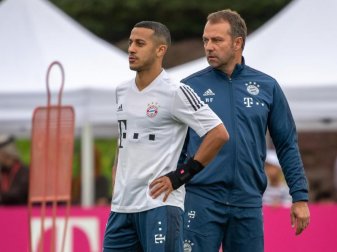 Kann Bayern-Coach Hansi Flick (r) weiter auf die Dienste von Thiago setzen?. Foto: Peter Kneffel/dpa Kann Bayern-Coach Hansi Flick (r) weiter auf die Dienste von Thiago setzen?. Foto: Peter Kneffel/dpa