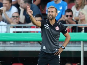 Steht offenbar bei 1899 Hoffenheim hoch im Kurs: Würzburg-Coach Michael Schiele. Foto: Daniel Karmann/dpa Steht offenbar bei 1899 Hoffenheim hoch im Kurs: Würzburg-Coach Michael Schiele. Foto: Daniel Karmann/dpa