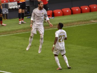 Torschütze Sergio Ramos (l) feiert nach dem umstrittenen Elfmeter den Sieg von Real Madrid. Foto: Alvaro Barrientos/AP/dpa Torschütze Sergio Ramos (l) feiert nach dem umstrittenen Elfmeter den Sieg von Real Madrid. Foto: Alvaro Barrientos/AP/dpa