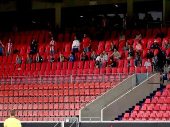 Eine Gruppe Zuschauer sitzt kurzfristig in Heidenheim auf der Tribüne. Foto: Tom Weller/dpa Eine Gruppe Zuschauer sitzt kurzfristig in Heidenheim auf der Tribüne. Foto: Tom Weller/dpa