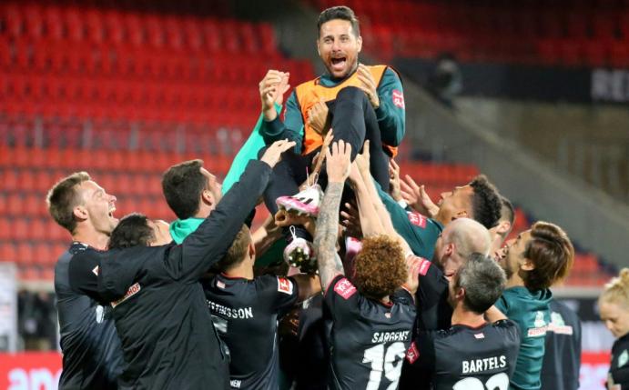 Nach dem Abpfiff Freudentaumel bei der Bremer Mannschaft
