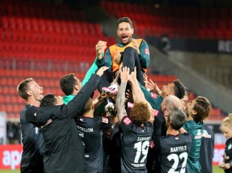 Nach dem Abpfiff Freudentaumel bei der Bremer Mannschaft Nach dem Abpfiff Freudentaumel bei der Bremer Mannschaft