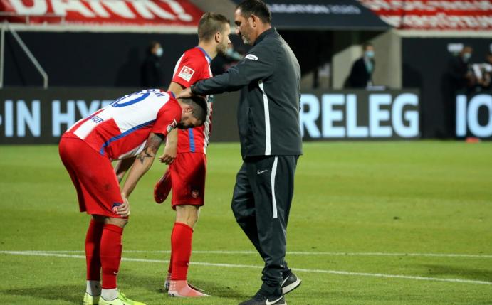 Trainer Frank Schmidt (r.) tröstet seine Spieler