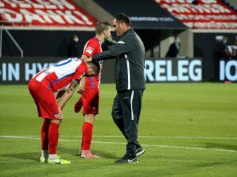 Trainer Frank Schmidt (r.) tröstet seine Spieler Trainer Frank Schmidt (r.) tröstet seine Spieler