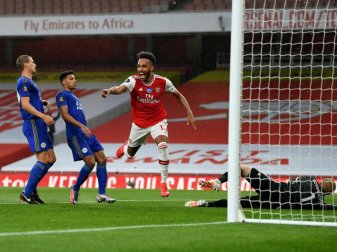 Pierre-Emerick Aubameyang (M) bejubelt das 1:0 für den FC Arsenal im Spiel gegen Leicester City. Foto: Shaun Botterill/Nmc Pool/PA Wire/dpa Pierre-Emerick Aubameyang (M) bejubelt das 1:0 für den FC Arsenal im Spiel gegen Leicester City. Foto: Shaun Botterill/Nmc Pool/PA Wire/dpa