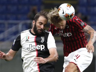 Simon Kjaer (r) vom AC Mailand im Kopfballduell mit Gonzalo Higuain von Juventus Turin. Foto: Antonio Calanni/AP/dpa