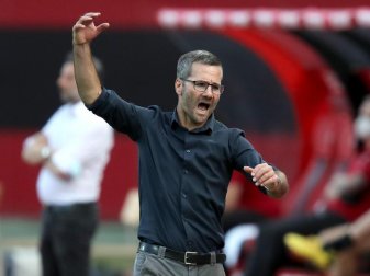 Nürnbergs Trainer Michael Wiesinger gestikuliert am Spielfeldrand. Foto: Daniel Karmann/dpa Nürnbergs Trainer Michael Wiesinger gestikuliert am Spielfeldrand. Foto: Daniel Karmann/dpa