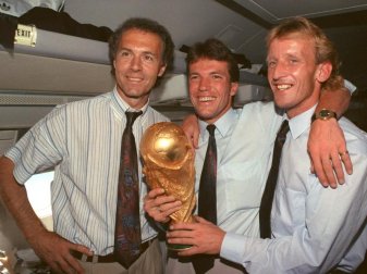 Heimflug mit Pokal: Teamchef Franz Beckenbauer (l), Lothar Matthäus (M) und Andreas Brehme feiern den WM-Sieg 1990. Foto: Wolfgang Eilmes/dpa Heimflug mit Pokal: Teamchef Franz Beckenbauer (l), Lothar Matthäus (M) und Andreas Brehme feiern den WM-Sieg 1990. Foto: Wolfgang Eilmes/dpa