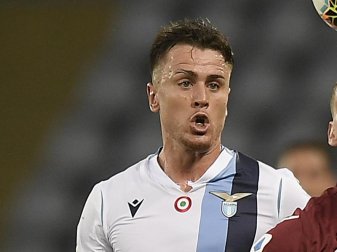 Der Spanier Patricio Gabarrón Gil von Lazio Rom hat einen Gegenspieler in den Arm gebissen und muss deshalb 10.000 Euro Strafe zahlen. Foto: Fabio Ferrari/Lapresse via ZUMA Press/dpa Der Spanier Patricio Gabarrón Gil von Lazio Rom hat einen Gegenspieler in den Arm gebissen und muss deshalb 10.000 Euro Strafe zahlen. Foto: Fabio Ferrari/Lapresse via ZUMA Press/dpa