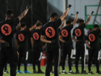 Die Spieler streckten die rechte Faust gen Himmel