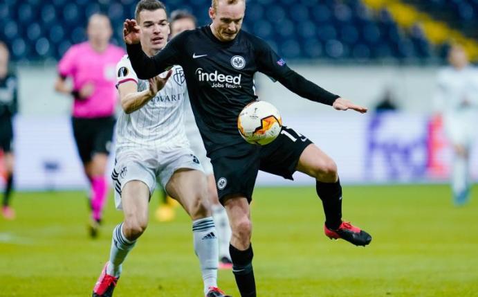 Ein 0:3 muss Sebastian Rode mit Eintracht Frankfurt gegen den FC Basel aufholen. Foto: Uwe Anspach/dpa