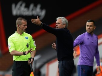 Auch Jose Mourinho (m.) haderte mit Fehlentscheidung Auch Jose Mourinho (m.) haderte mit Fehlentscheidung