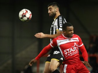 Nathan De Medina (r.) im Trikot von Royal Excel Mouscron Nathan De Medina (r.) im Trikot von Royal Excel Mouscron