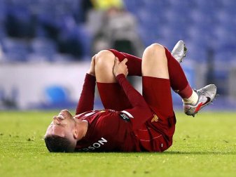 Liverpools Kapitän Jordan Henderson liegt während des Spiels gegen Brighton am Boden und hält sich das linke Knie. Foto: Paul Childs/Nmc Pool/PA Wire/dpa Liverpools Kapitän Jordan Henderson liegt während des Spiels gegen Brighton am Boden und hält sich das linke Knie. Foto: Paul Childs/Nmc Pool/PA Wire/dpa