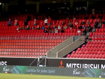 Eine Gruppe mit Spielerfrauen befand sich kurzfristig auf der sonst leeren Tribüne in Heidenheim. Foto: Tom Weller/dpa Eine Gruppe mit Spielerfrauen befand sich kurzfristig auf der sonst leeren Tribüne in Heidenheim. Foto: Tom Weller/dpa