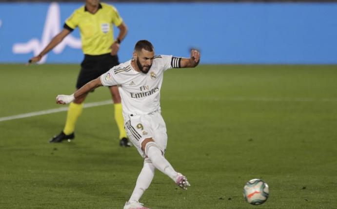 Karim Benzema von Real Madrid erzielt das Tor zum 1:0 gegen CD Alaves per Elfmeter. Foto: Bernat Armangue/AP/dpa