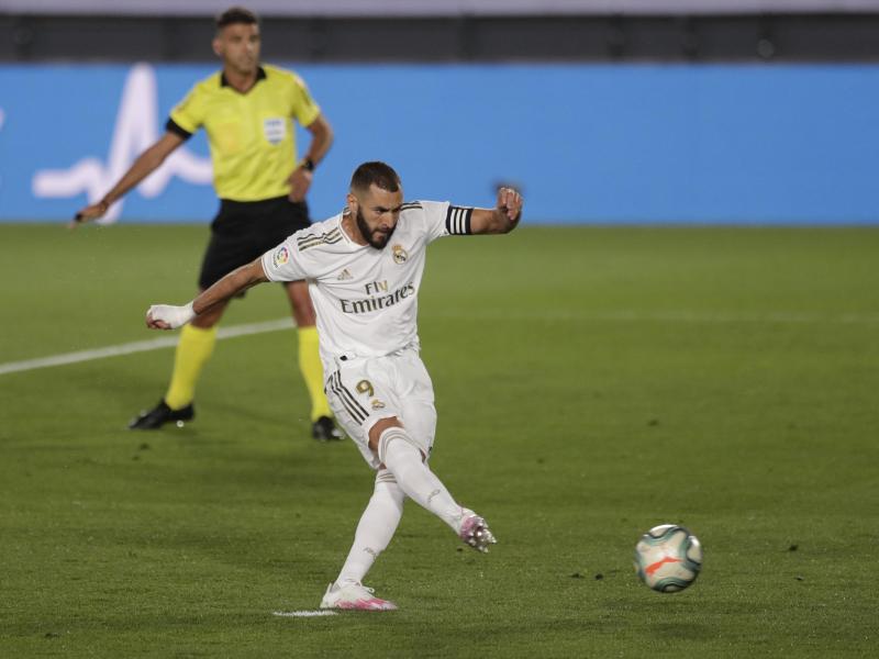 Karim Benzema von Real Madrid erzielt das Tor zum 1:0 gegen CD Alaves per Elfmeter. Foto: Bernat Armangue/AP/dpa
