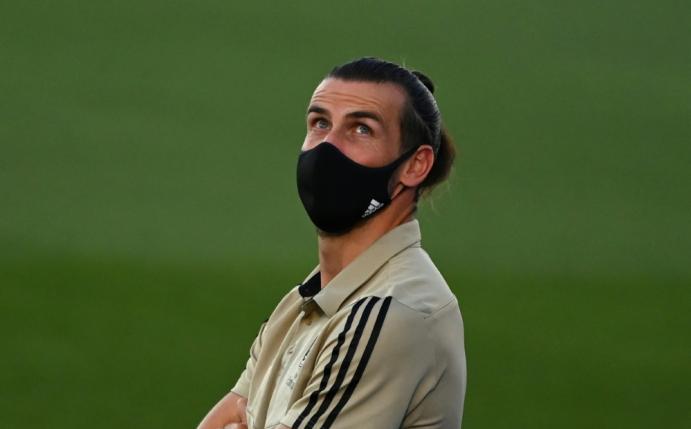 Bale benutzte seinen Mundschutz als Schlafmaske