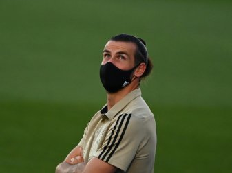 Bale benutzte seinen Mundschutz als Schlafmaske Bale benutzte seinen Mundschutz als Schlafmaske