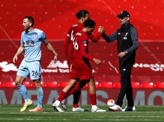 Im Anfield Stadium gibt nach dem Abpfiff Liverpools Trainer Jürgen Klopp (l) Virgil van Dijk die Hand. Foto: Clive Brunskill/Nmc Pool/PA Wire/dpa
