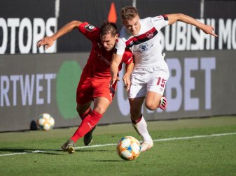 Michael Heinloth von Ingolstadt (l) und Fabian Nürnberger von Nürnberg im Kampf um den Ball. Foto: Matthias Balk/dpa Michael Heinloth von Ingolstadt (l) und Fabian Nürnberger von Nürnberg im Kampf um den Ball. Foto: Matthias Balk/dpa