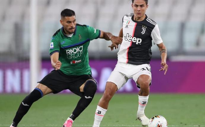 Paulo Dybala (r) von Juventus und Jose Palomino von Bergamo kämpfen um den Ball. Foto: Jonathan Moscrop/CSM via ZUMA Wire/dpa