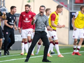 Nürnbergs Trainer Michael Wiesinger jubelt beim Abpfiff. Foto: Matthias Balk/dpa