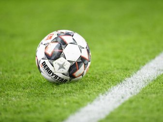 Nach der Corona-Pause schauen weniger Menschen Fußball im Fernsehen. Foto: Tobias Hase/dpa Nach der Corona-Pause schauen weniger Menschen Fußball im Fernsehen. Foto: Tobias Hase/dpa