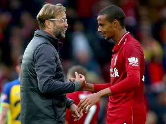 Liverpools Tainer Jürgen Klopp bedankt sich nach dem Schlusspfiff bei Joel Matip. Foto: Dave Thompson/PA Wire/dpa