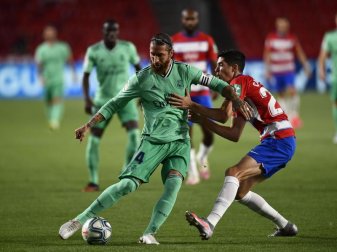 Sergio Ramos (l) von Real Madrid kämpft mit Carlos Fernandez vom FC Granada um den Ball. Foto: Jose Breton/AP/dpa