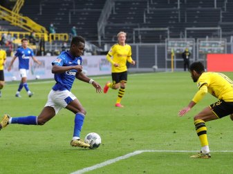Matondo (l.) trainerte im Trikot des Erzrivalen BVB