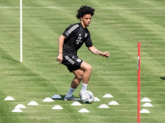 Neuzugang Leroy Sané spielt während einer Trainingseinheit den Ball. Foto: Matthias Balk/dpa