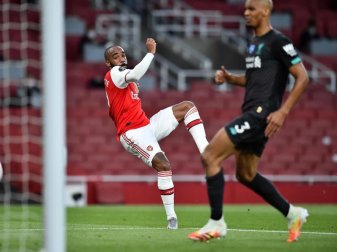 Drehte mit seinem Tor das Spiel gegen den FC Liverpool: Arsenals Alexandre Lacazette (l). Foto: Glyn Kirk/Nmc Pool/PA Wire/dpa Drehte mit seinem Tor das Spiel gegen den FC Liverpool: Arsenals Alexandre Lacazette (l). Foto: Glyn Kirk/Nmc Pool/PA Wire/dpa