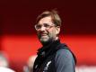 Geht entspannt mit dem vom FC Liverpool verpassten Punkterekord in der Premier League um: Trainer Jürgen Klopp. Foto: Cath Ivill/Pool Reuters/AP/dpa