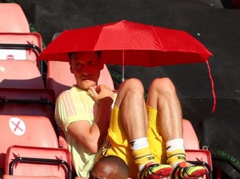 Seine Zeit beim FC Arsenal geht dem Ende zu: Mesut Özil sucht Schutz vor der Sonne unter einem roten Schirm. Foto: Catherine Ivill/Press Association/dpa Seine Zeit beim FC Arsenal geht dem Ende zu: Mesut Özil sucht Schutz vor der Sonne unter einem roten Schirm. Foto: Catherine Ivill/Press Association/dpa