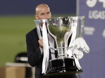 Real-Trainer Zinedine Zidane jubelt über den Gewinn der spanischen Meisterschaft. Foto: Bernat Armangue/AP/dpa Real-Trainer Zinedine Zidane jubelt über den Gewinn der spanischen Meisterschaft. Foto: Bernat Armangue/AP/dpa