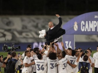 Die Real-Profis lassen Meister-Trainer Zinedine Zidane hoch leben. Foto: Bernat Armangue/AP/dpa Die Real-Profis lassen Meister-Trainer Zinedine Zidane hoch leben. Foto: Bernat Armangue/AP/dpa