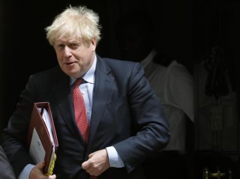 Englands Premierminister Boris Johnson hofft auf die Rückkehr der Fußball-Fans in die Stadien. Foto: Frank Augstein/AP/dpa Englands Premierminister Boris Johnson hofft auf die Rückkehr der Fußball-Fans in die Stadien. Foto: Frank Augstein/AP/dpa