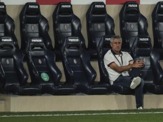 Der Stuhl wackelt: Quique Setién steht beim FC Barcelona als Trainer in der Kritik. Foto: Jose Miguel Fernandez De Velasco/AP/dpa Der Stuhl wackelt: Quique Setién steht beim FC Barcelona als Trainer in der Kritik. Foto: Jose Miguel Fernandez De Velasco/AP/dpa