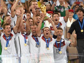 Die deutsche Nationalmannschaft jubelt bei der Siegerehrung. Foto: Andreas Gebert/dpa Die deutsche Nationalmannschaft jubelt bei der Siegerehrung. Foto: Andreas Gebert/dpa